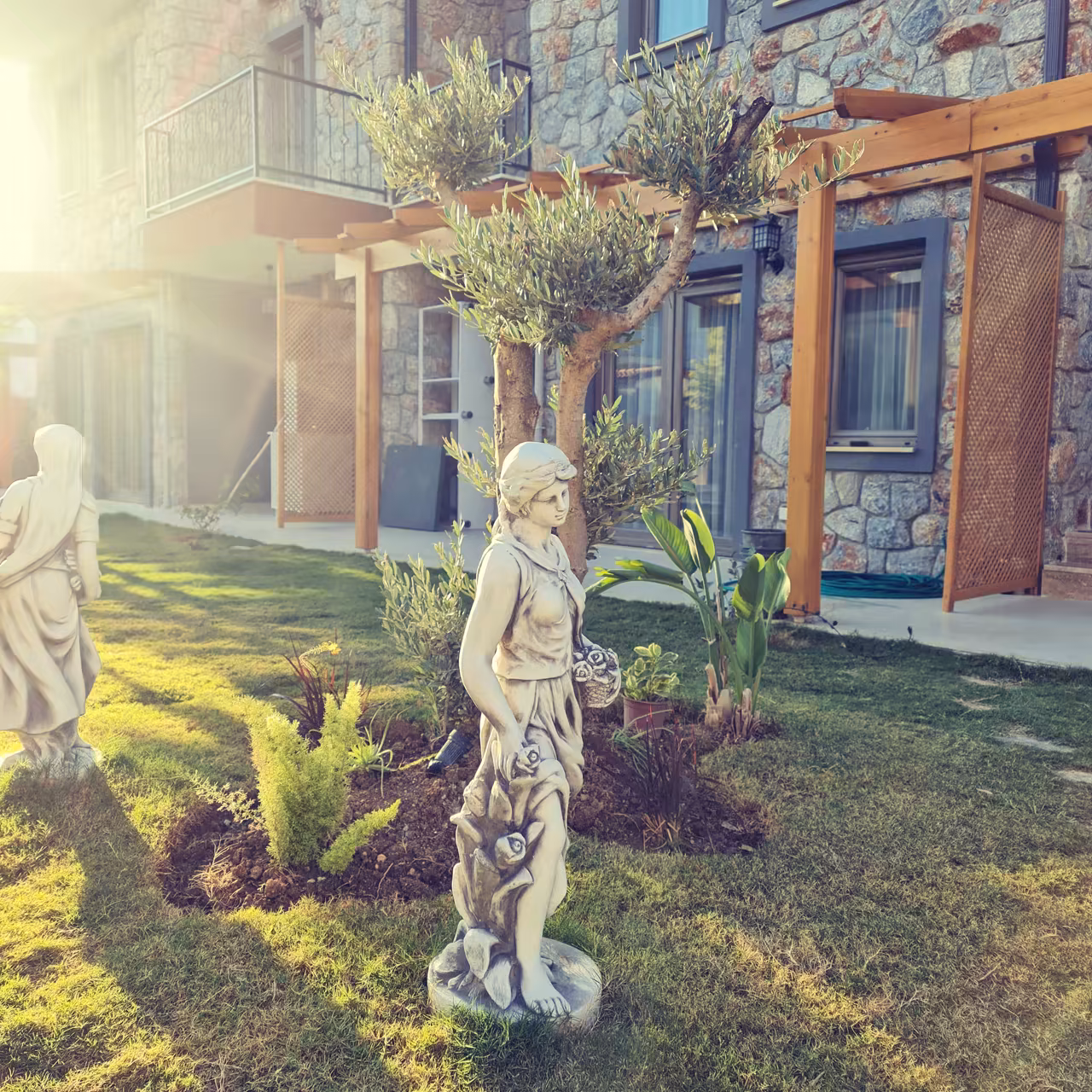 Villa Nora bahçesindeki bitkiler ve peyzaj detayları