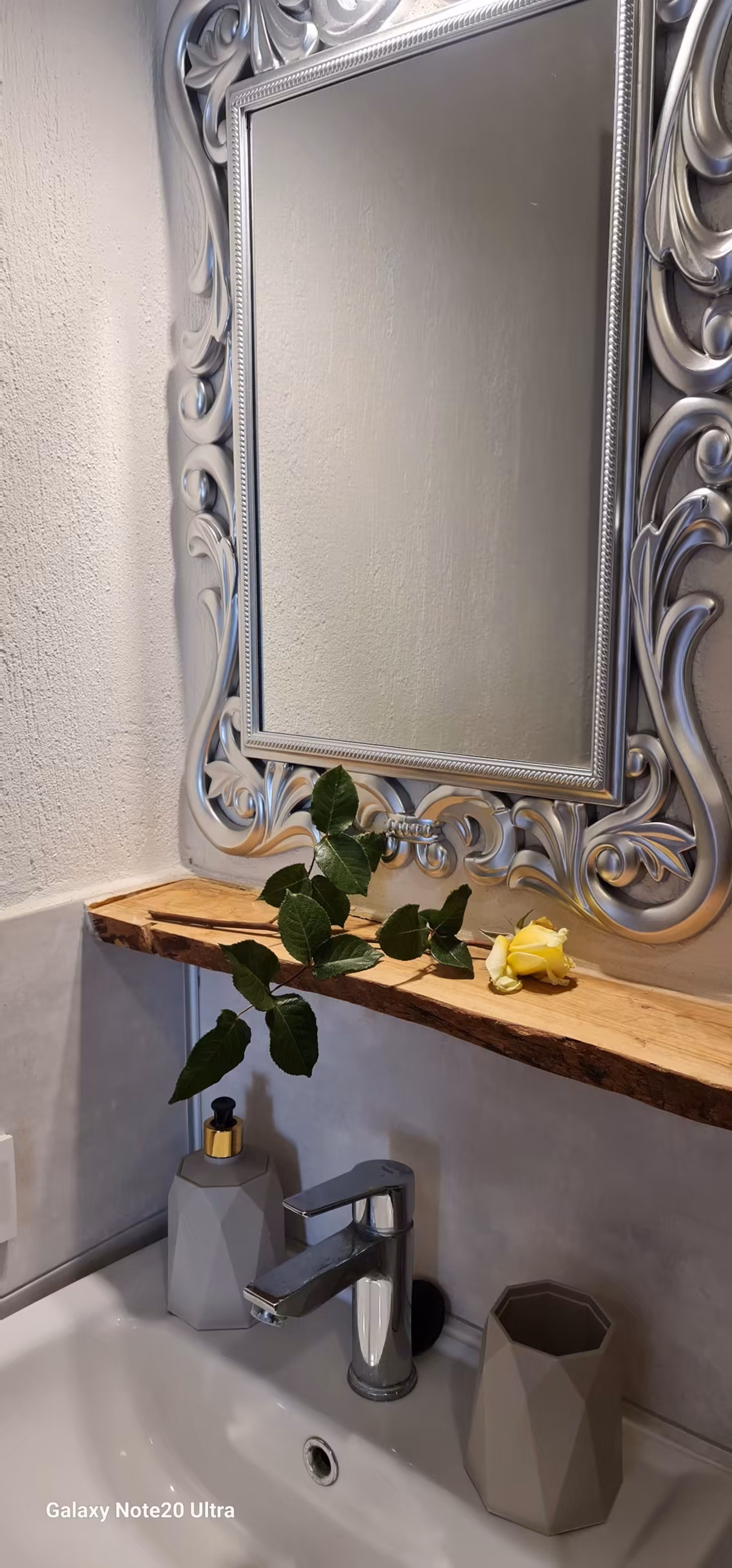 Villa Nora’daki sade ve aydınlık banyo