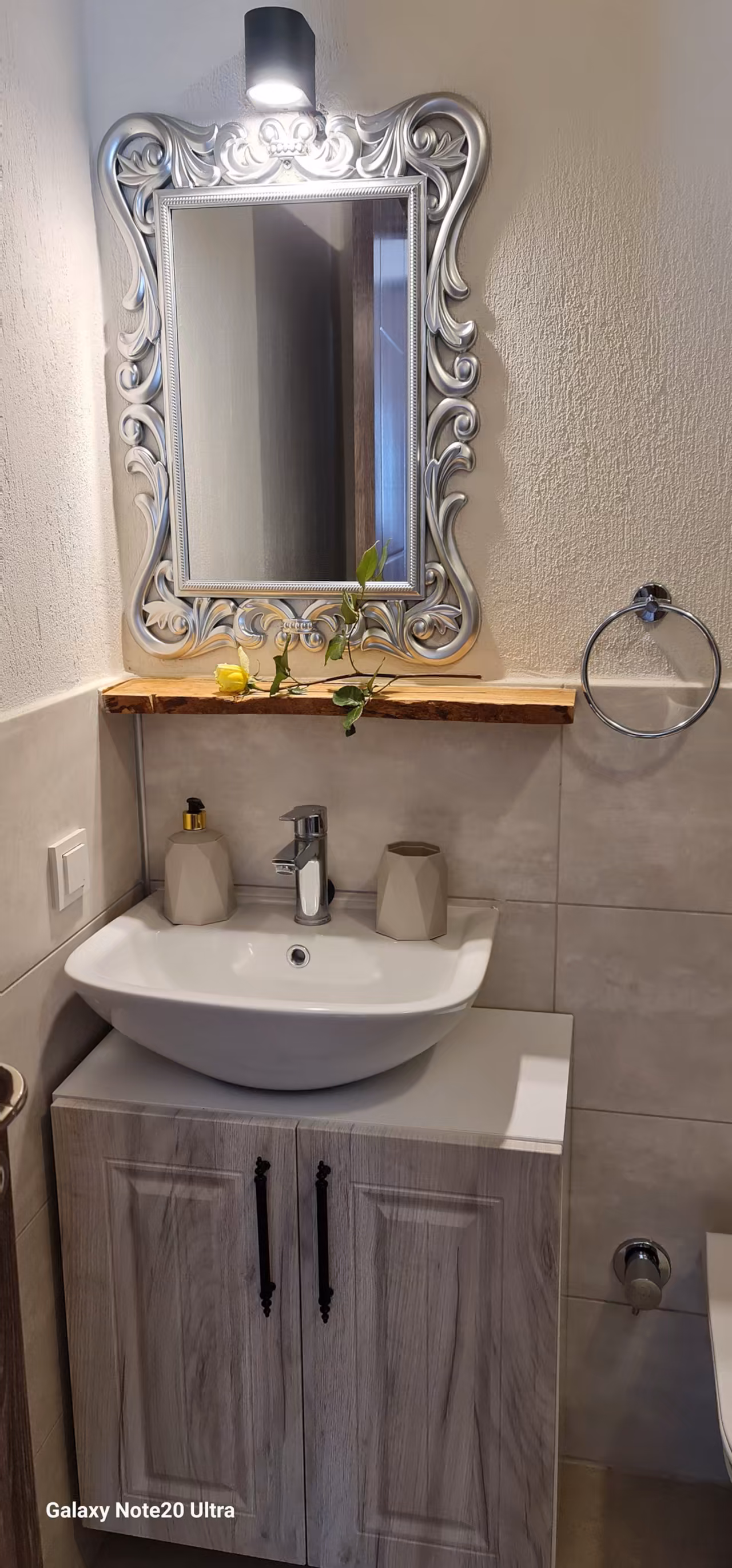Banyo lavabosu ve ayna detayı