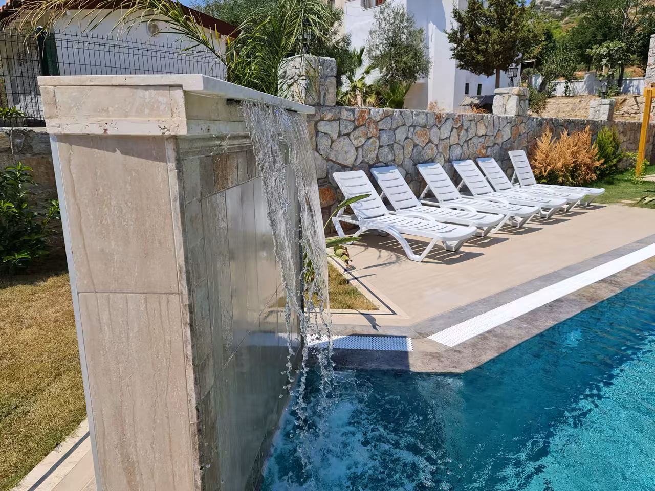 Villa Nora havuzunun taş şelale detayı