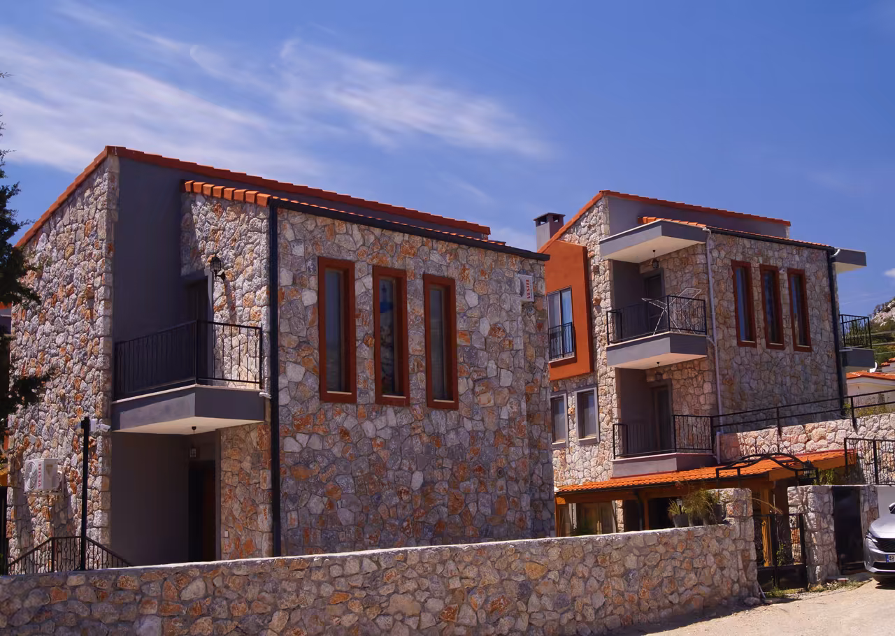 Villa Nora’nın doğal taş cephesi, bahçesi ve terracotta çatısı