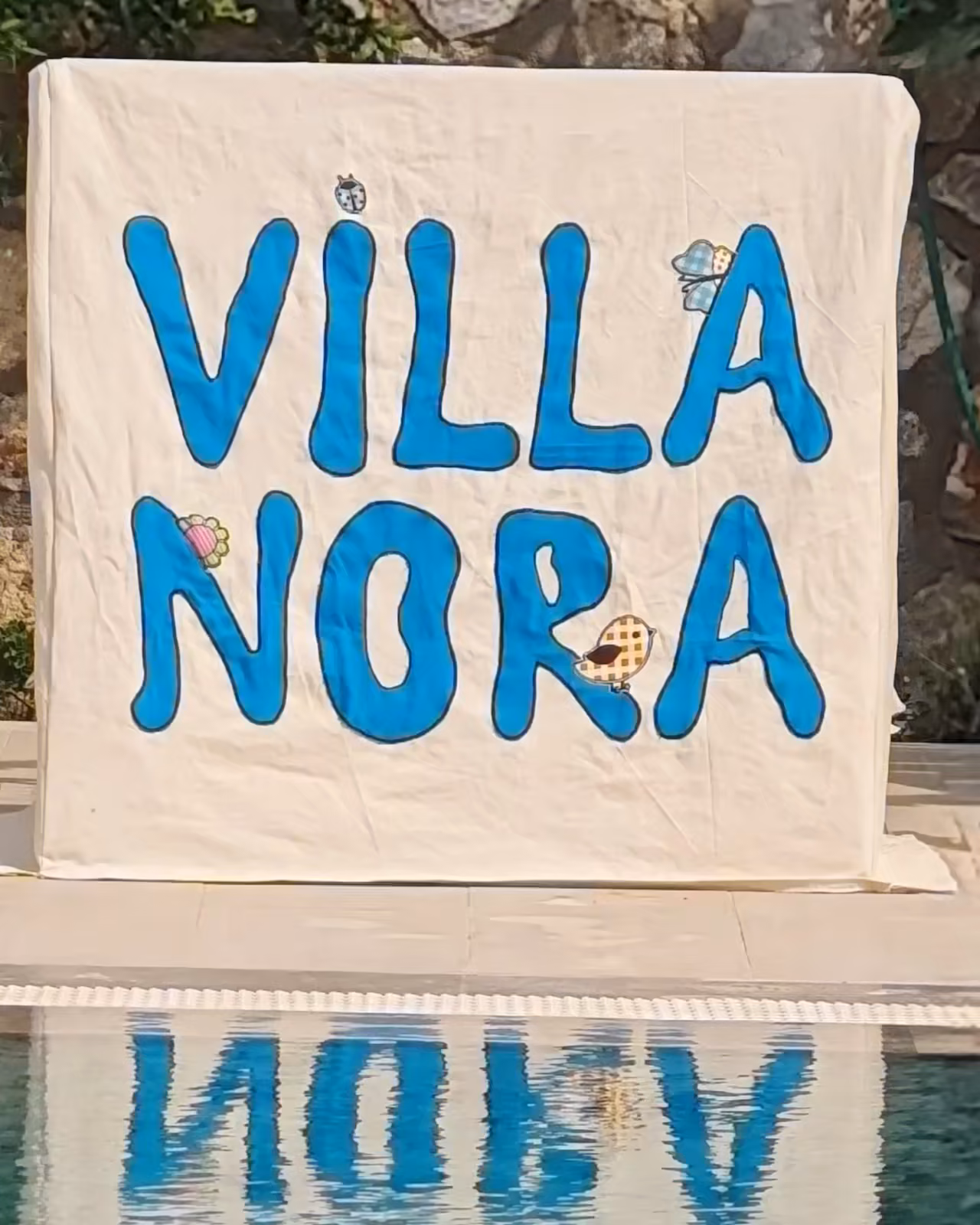 Taş yüzey üzerindeki Villa Nora tabelası