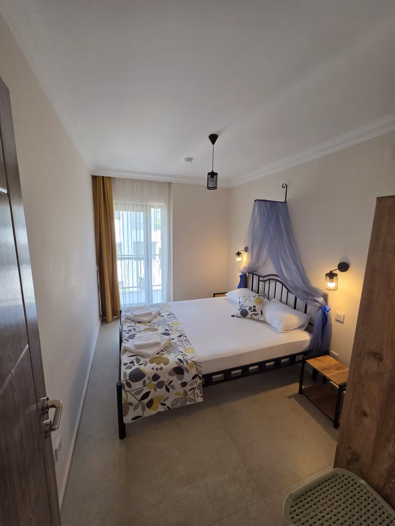 Sarı detaylı aydınlık Villa Nora yatak odası